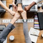 handen bij elkaar boven bureau